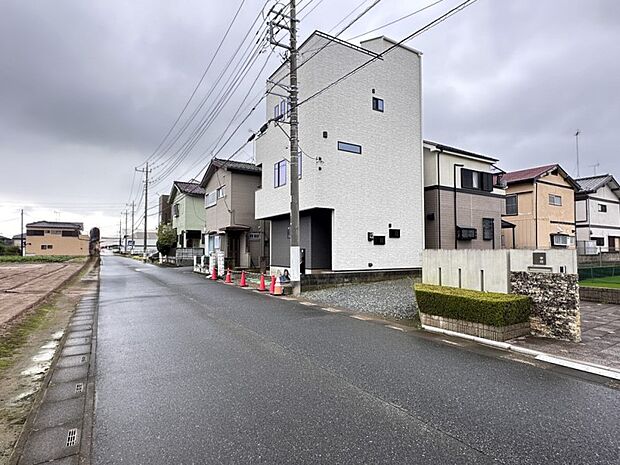 【前面道路】車の通行が少ないので、静かな住環境を維持することができます。