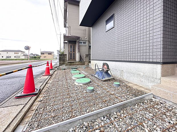 【駐車場】毎日の生活にマイカーが必須という方は、購入を検討する際、駐車場があることは大事な条件です。毎日の通勤や家族の送迎、買い物やお出かけなどクルマのある暮らしを満喫したい方は要チェック。…