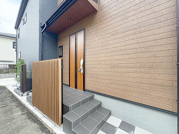 【玄関】家の顔となる玄関は、高いデザイン性が求められます。高級感と断熱性、防犯性に優れた玄関ドアを標準装備。ピッキング対策のセキュリティサムターン等、防犯に考慮しました。
