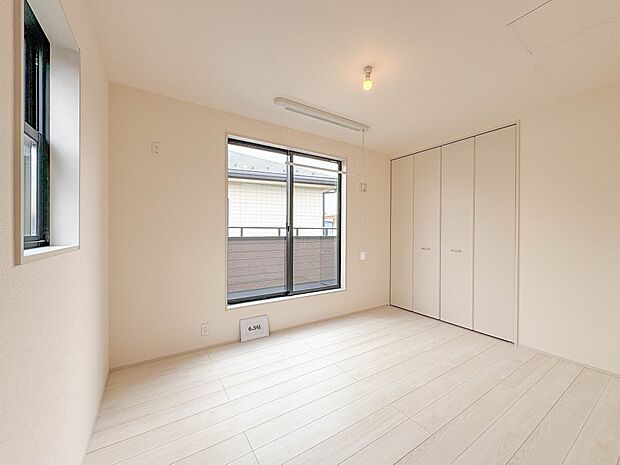 【寝室】充実した生活は伸びやかな居室空間から始まります。快適に・伸びやかに。心の潤いを求める方々へ。