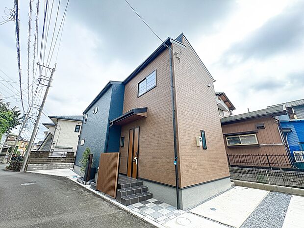 【外観】堂々たる趣ながら、主張し過ぎずどこか余裕を感じさせるシャープなフォルムで佇む邸宅は、晴天の空と照らし合わせる事で、本来あるべき完成形の姿を見せてくれます。