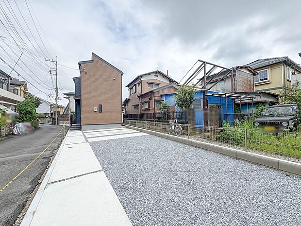 【駐車場】カースペース5台可/駐輪スペース。広々カースペースです。自転車、バイクなども置き場に困りません。