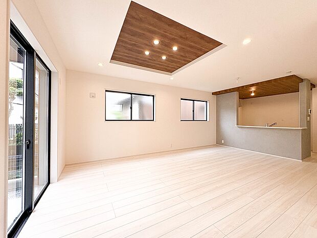 【南東向きLDK19.7帖】シンプルなデザインの家は風情がある。住む人のこだわりを感じる。外観も内装もいたってシンプル。居心地がよく、家事や趣味、子育てなどにも集中できる。家も人間も熟成する…