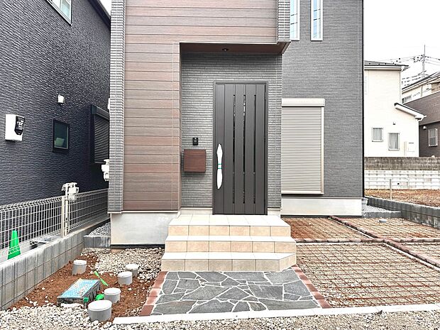 【玄関】玄関はおうちの顔と言われます。玄関アプローチは、外観デザインの印象を左右します。