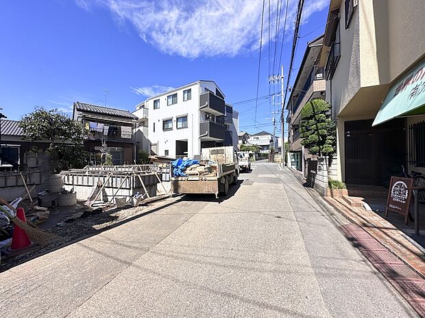 【前面道路】家の前をまっすぐの通りが走っている。クルマは少なく、人々は毎朝、ウォーキング、ジョギング、犬の散歩など、フリーな朝時間を過ごしている。