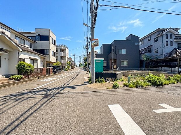 【前面道路】車の通行が少ないので、静かな住環境を維持することができます。