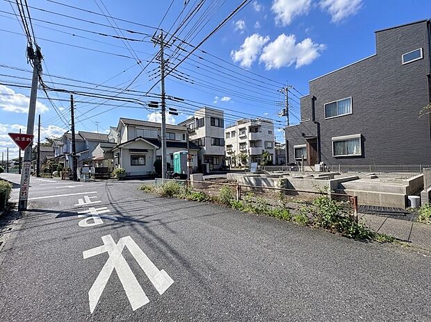 【前面道路】車の通行が少ないので、静かな住環境を維持することができます。