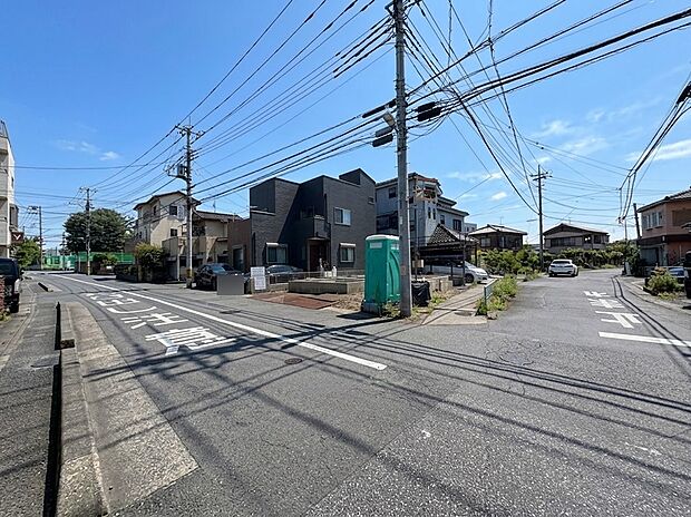 【前面道路】陽当りや通風性など各所に施された工夫で住みやすさを実現。部屋の大きさや周辺環境・街並など、資料には掲載していない情報が現地にはたくさんございます。是非ご確認下さい。