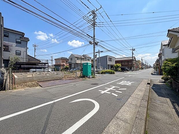【前面道路】家の前をまっすぐの通りが走っている。クルマは少なく、人々は毎朝、ウォーキング、ジョギング、犬の散歩など、フリーな朝時間を過ごしている。