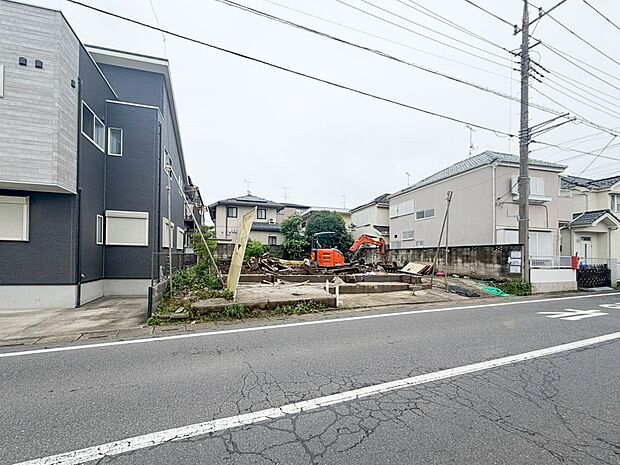 【前面道路】こちらの物件が少しでも気になるようでしたら、お気軽にお問合せください。人生でいちばん大きなお買い物ですので、ゆっくりご見学ください。ネット上の画像と実際の見学では、リアル感がまる…