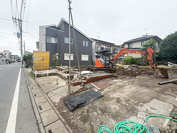 【前面道路】家の前をまっすぐの通りが走っている。クルマは少なく、人々は毎朝、ウォーキング、ジョギング、犬の散歩など、フリーな朝時間を過ごしている。