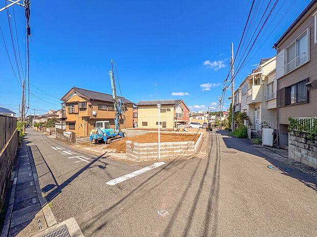 【外観】堂々たる趣ながら、主張し過ぎずどこか余裕を感じさせるシャープなフォルムで佇む邸宅は、晴天の空と照らし合わせる事で、本来あるべき完成形の姿を見せてくれます。