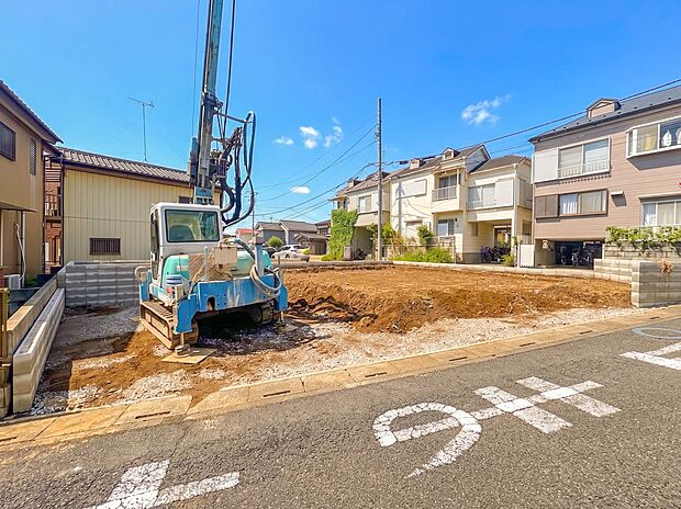 【前面道路】家の前をまっすぐの通りが走っている。クルマは少なく、人々は毎朝、ウォーキング、ジョギング、犬の散歩など、フリーな朝時間を過ごしている。