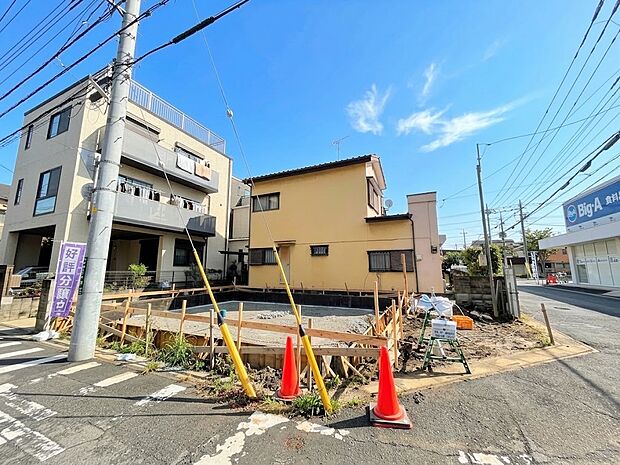 【駐車場】毎日の生活にマイカーが必須という方は、購入を検討する際、駐車場があることは大事な条件です。毎日の通勤や家族の送迎、買い物やお出かけなどクルマのある暮らしを満喫したい方は要チェック。…