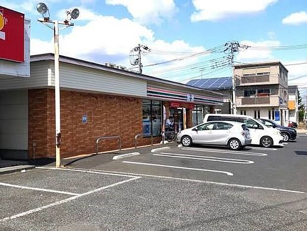 コンビニ 247m セブンイレブン川口戸塚3丁目店(セブンイレブンは近くて便利を掲げています。近くとは、心の近さ。便利とはモノが期待以上の品質でお客さまに届くこと。セブン銀行など新しいサービ…