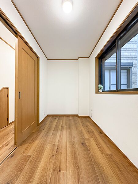 【洋室】お子様のお部屋にぴったりなフローリング仕様の洋室です。