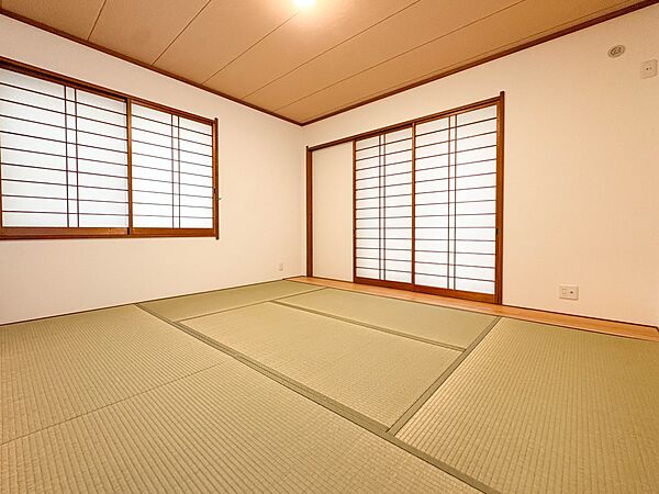 【和室】  畳には音を吸収する作用があるので、元気いっぱいのお子さんの遊び場所として、最適な空間となるでしょう。また、クッション性があるのでお子さんが転んでケガをするリスクを軽減してくれます…