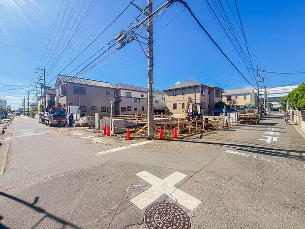 【前面道路】北東側約8.4m、北西側約5.8mのゆとりある公道に面しているため開放感があります。