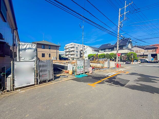 【Frontal road-前面道路-】静かな通りに面した本物件は、落ち着いて暮らすことができます。 閑静な住宅街で比較的車の通りも少ないのでお子様も安心です。