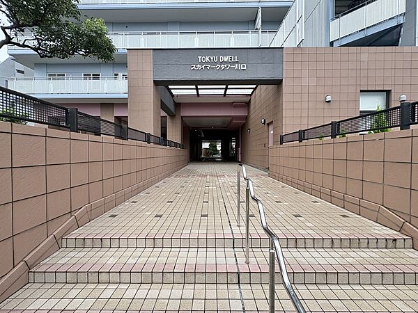 【エントランス】落ちついた外観にマッチしたエントランス。