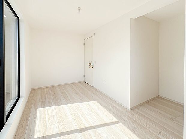 【洋室】柔らかな陽光とフローリングの色味が調和した快適な空間。