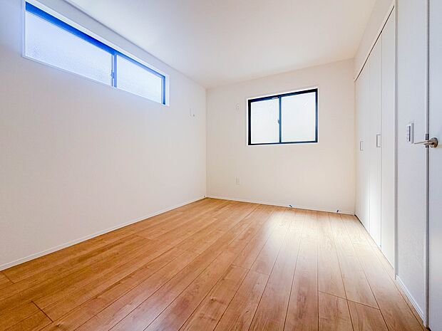【子供部屋】お子様のお部屋にぴったりなクロークを備えたフローリング仕様の洋室です。