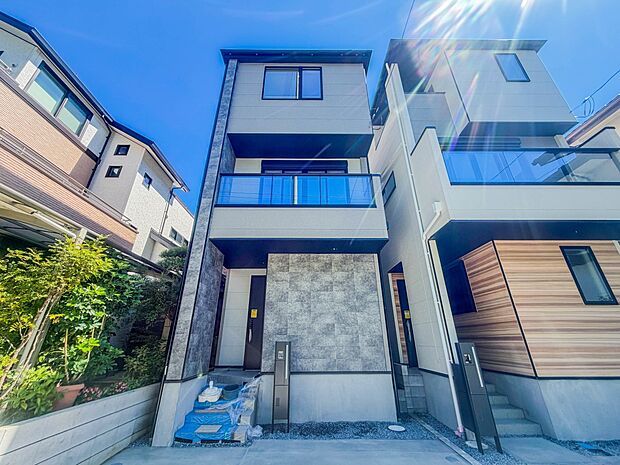 【外観-1号棟-】家族の温かさと陽光の暖かさ、楽しい毎日と明るい未来を予感させる「空間が織り成すひとつ先の住み心地」を演出します。