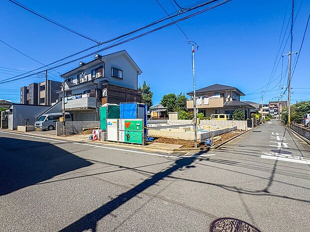 【前面道路】車の通行が少ないので、静かな住環境を維持することができます。