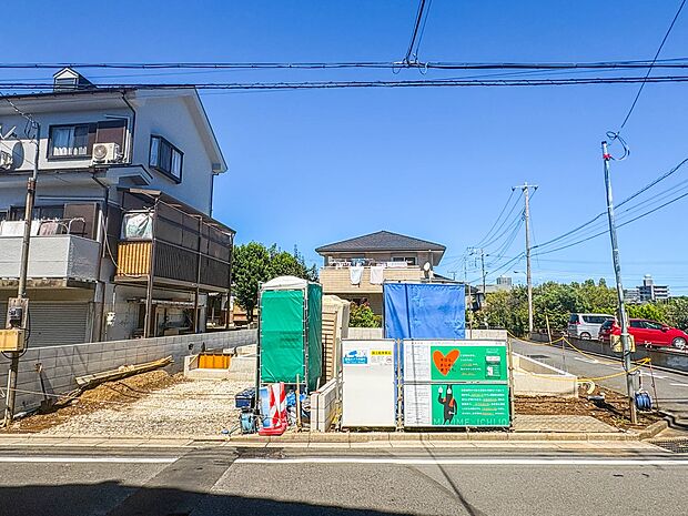 【駐車場】毎日の生活にマイカーが必須という方は、購入を検討する際、駐車場があることは大事な条件です。毎日の通勤や家族の送迎、買い物やお出かけなどクルマのある暮らしを満喫したい方は要チェック。…