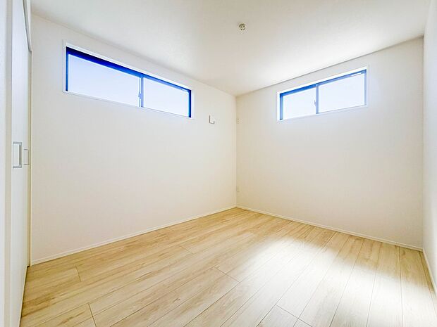 【洋室】お子様のお部屋にぴったりなクロークを備えたフローリング仕様の洋室です。