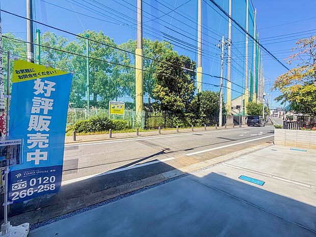 【2号棟から見た風景】公園や緑が目の前に広がっており、毎日が心癒され豊かな時間が流れる場所となります。