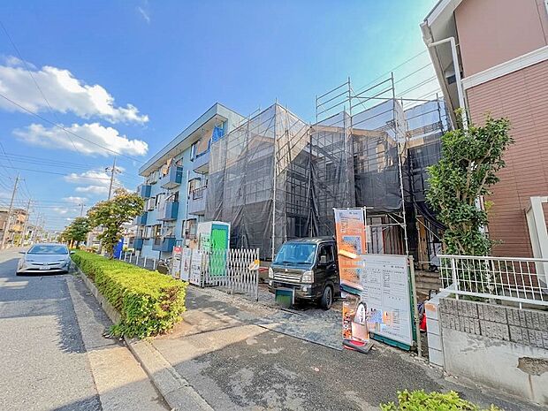 家の前は美しい通りになっていますが、クルマが比較的少なく。家のまわりで遊ぶお子さまも大丈夫です。