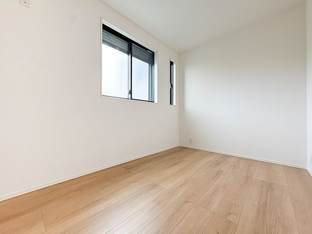 【子供部屋】お子様のお部屋にぴったりなクロークを備えたフローリング仕様の洋室です。