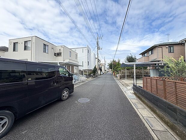 【前面道路 約6m】車の通行が少ないので、静かな住環境を維持することができます。