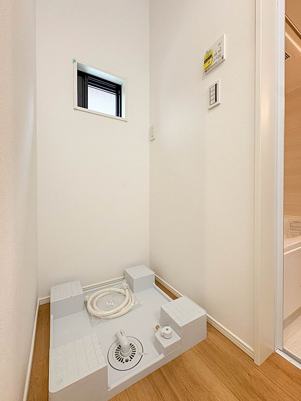 【洗濯機置き場】毎日使う洗濯機。しっかりと奥行きのある置き場が確保されています。
