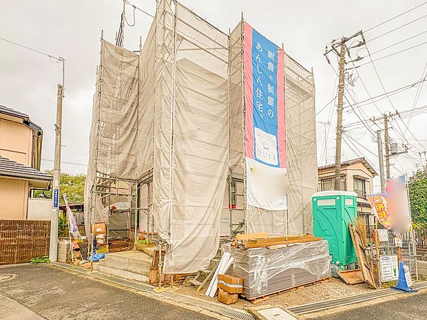 【外観】堂々たる趣ながら、主張し過ぎずどこか余裕を感じさせるシャープなフォルムで佇む邸宅は、晴天の空と照らし合わせる事で、本来あるべき完成形の姿を見せてくれます。