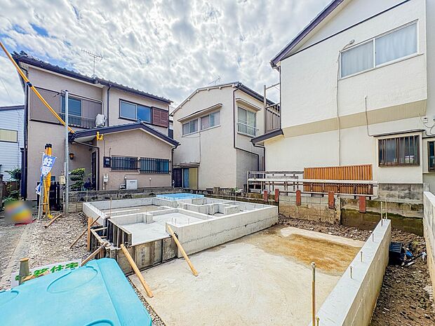 【外観】堂々たる趣ながら、主張し過ぎずどこか余裕を感じさせるシャープなフォルムで佇む邸宅は、晴天の空と照らし合わせる事で、本来あるべき完成形の姿を見せてくれます。