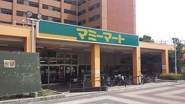 スーパー 716m マミーマート芝園店(よい商品をより安く。をキーワードに、皆さまの食卓を彩ります。マミーマートは、マミー(お母さん)のように愛され、マート(市場)のように場を提供したいとい…