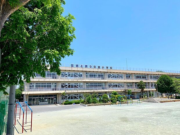 小学校 950m 日進小学校(助けあおう、考えよう、たくましく。私たちの教育目標です。みんな仲間、助けあう。毎日が学び、考える。強い心、たくましく。勉強、遊びだけでなく、生活が学校。その想い…