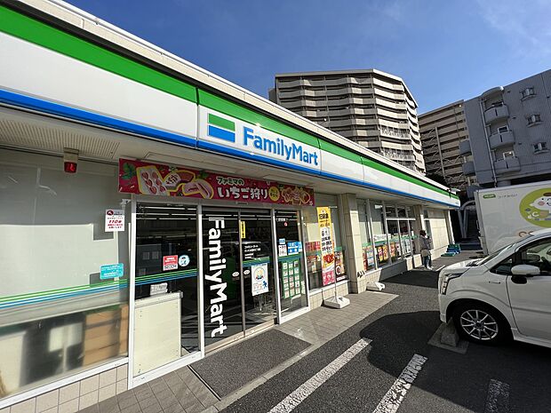 コンビニ 300m ファミリーマートさいたま根岸五丁目店(ファミリーマートの強さは、少量のお惣菜を売るファミデリカとドラッグストアと組んだコラボ。サラダを中心にしたヘルシー食材が充実のコンビ…