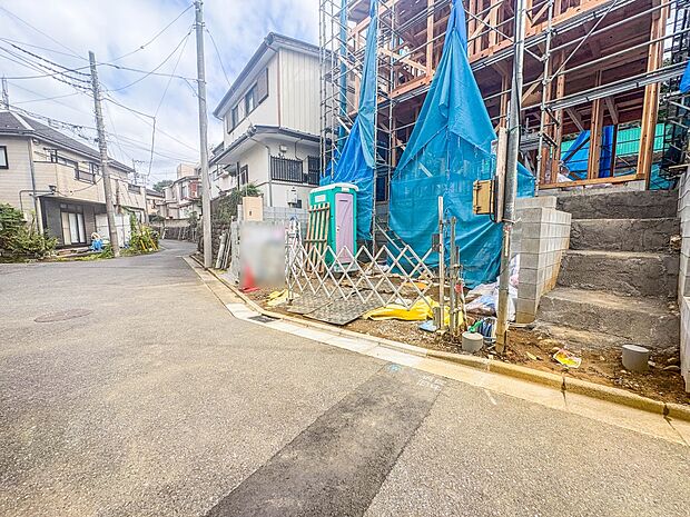 【玄関】家の顔となる玄関は、高いデザイン性が求められます。高級感と断熱性、防犯性に優れた玄関ドアを標準装備。ピッキング対策のセキュリティサムターン等、防犯に考慮しました。