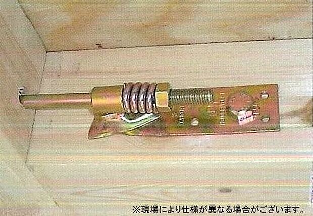 建物の柱と基礎を固く結びつける「ホールダウン金物」。直下型地震時などにおける柱の引き抜き防止に極めて有効で、住まいの強度は更にアップします。