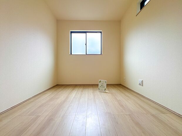 【子供部屋4.84帖】お子様のお部屋にぴったりなクロークを備えたフローリング仕様の洋室です。