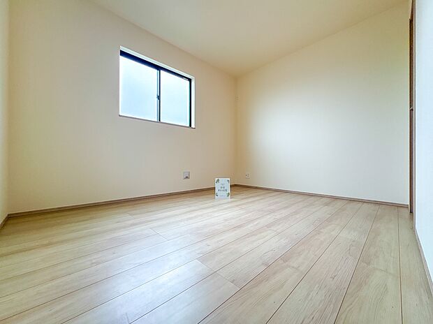【子供部屋5.62帖】お子様のお部屋にぴったりなクロークを備えたフローリング仕様の洋室です。