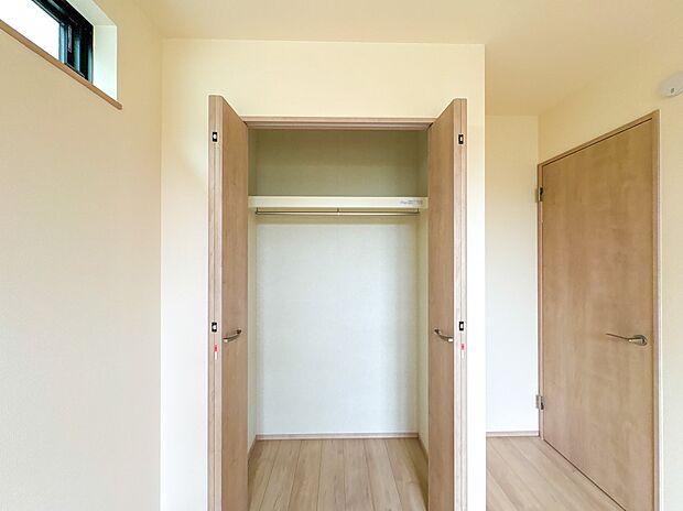 【WIC】WICのメリットの1つ目は、1箇所にまとめて収納が出来ること。2つ目は、衣替えが必要ないこと。3つ目は、扉が少なくなり室内がスッキリ見えること。