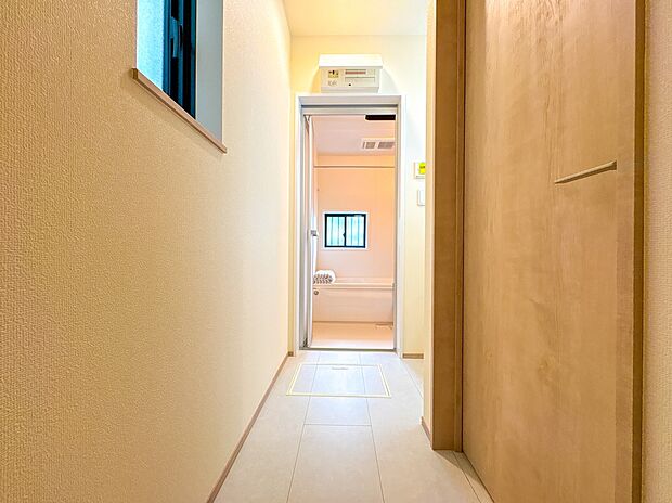 【脱衣場】脱衣所、洗面所は小さなプライベートスペース。歯磨き、洗顔と毎日施す個人空間。換気も設置して、熱気などを開放して、爽やかなスペースになるように設計されています。