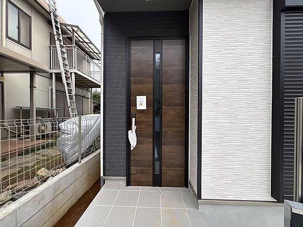 【玄関】玄関はおうちの顔と言われます。玄関アプローチは、外観デザインの印象を左右します。