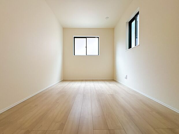 【子供部屋5.5帖】お子様のお部屋にぴったりなクロークを備えたフローリング仕様の洋室です。