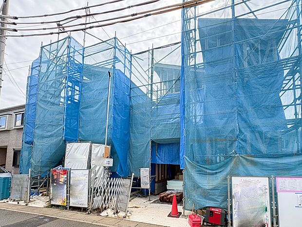 【外観】堂々たる趣ながら、主張し過ぎずどこか余裕を感じさせるシャープなフォルムで佇む邸宅は、晴天の空と照らし合わせる事で、本来あるべき完成形の姿を見せてくれます。