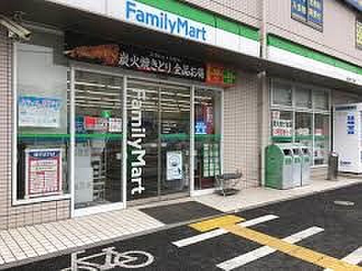 コンビニ 250m ファミリーマート太田窪二丁目店(ファミリーマートの強さは、少量のお惣菜を売るファミデリカとドラッグストアと組んだコラボ。サラダを中心にしたヘルシー食材が充実のコンビニです…
